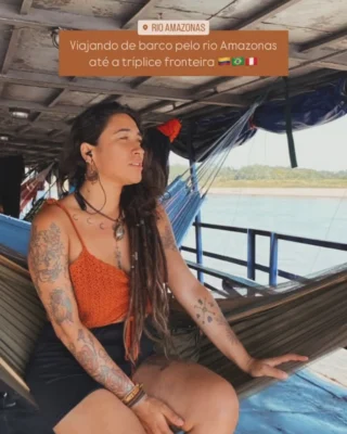 Depois de cinco meses intensos vivenciando o Peru, atravessando as grandiosas montanhas andinas, sentindo a imensidão das praias banhadas pelo Pacífico e cruzando a densa e vibrante selva amazônica, chegou o momento de uma nova travessia: seguir até a tríplice fronteira com Brasil e Colômbia. Dessa vez, não pelas estradas de terra ou as trilhas que tanto me ensinaram, mas pelas águas. Durante três dias e duas noites, me deixei levar pelo curso do rio Amazonas, imersa no ritmo sereno e poderoso de suas correntezas. Curiosamente, poucos meses antes, eu havia estado na nascente mais distante do Amazonas, o Rio Apurimac, lá nos Andes. Percorrer agora esse outro extremo foi quase simbólico, como se eu também fluísse, me permitindo ser levada e transformada, assim como aquelas águas que nascem finas e ganham força até se tornarem o maior rio do mundo.No barco, o tempo pareceu desacelerar. Fiz amizades sinceras com pessoas que, como eu, viajavam sozinhas. Me conectei com o simples, o essencial. Me desliguei do tempo medido em horas e passei a contar momentos: o reflexo dourado do pôr do sol nas águas barrentas, o som das araras cortando o céu, os sorrisos das crianças ribeirinhas acenando curiosas ao avistar o barco. Entre uma rede e outra, observei a vida pulsar em sua forma mais genuína — os peixes saltando, os botos dançando ao longe, as palafitas humildes mas cheias de cor e afeto.Foi mais do que uma travessia: foi um convite para fluir com a natureza, a história e comigo mesma 💛Você viajaria nesse barco por 3 dias?